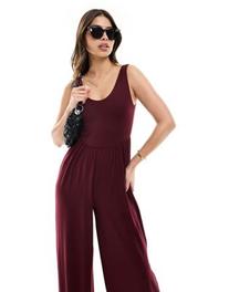 Tilbud: ASOS DESIGN drop waist soft touch jumpsuit in burgundy kr 44,99 på Asos