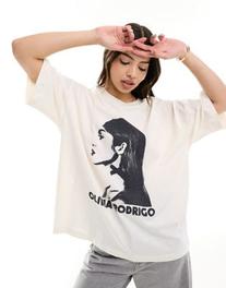Tilbud: ASOS DESIGN oversized t-shirt with olivia rodrigos licence graphic in cream kr 34,99 på Asos