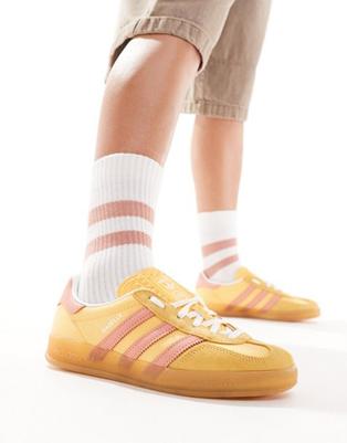 Tilbud: Adidas Originals gum sole Gazelle Indoor trainers in yellow and pink kr 120 på Asos