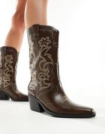Tilbud: Pull&Bear western cowboy boot with embroidered detail in dark brown kr 49,99 på Asos
