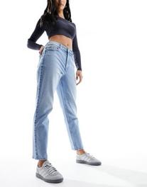 Tilbud: New Look waist enhance mom jeans in medium wash blue kr 41,99 på Asos