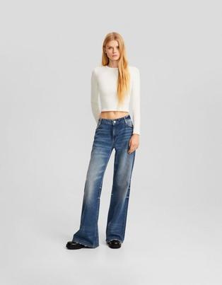 Tilbud: Bershka baggy flared jeans in dirty wash blue kr 21,59 på Asos