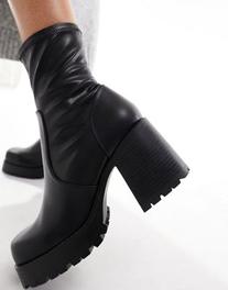 Tilbud: ASOS DESIGN Retreat mid-heeled sock boots in black kr 24 på Asos