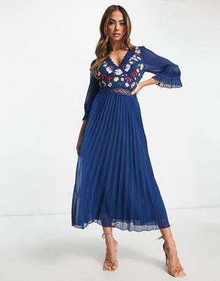 Tilbud: ASOS DESIGN lace insert pleated midi dress with embroidery in navy kr 25,5 på Asos