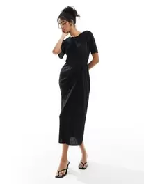 Tilbud: ASOS DESIGN short sleeve plisse twist skirt midi dress in black kr 32 på Asos