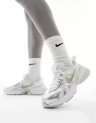 Tilbud: Nike V2K Run trainers in white and silver kr 76,99 på Asos