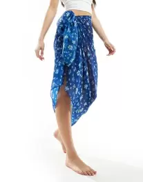 Tilbud: Cotton On sarong with carry bag set in blue tropical floral kr 14,29 på Asos