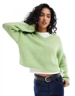 Tilbud: ASOS DESIGN fluffy v neck relaxed jumper in green kr 44,99 på Asos