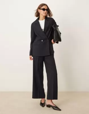 Tilbud: New Look pintstripe tailored blazer & trouser co-ord in black kr 115,98 på Asos