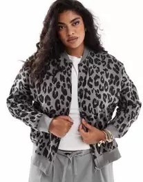 Tilbud: Yours oversized jersey bomber jacket in grey leopard print kr 53,99 på Asos