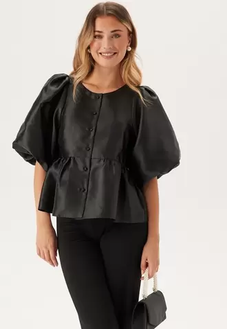 Tilbud: Puff Sleeve Peplum Satin Blouse kr 649 på Bubbleroom