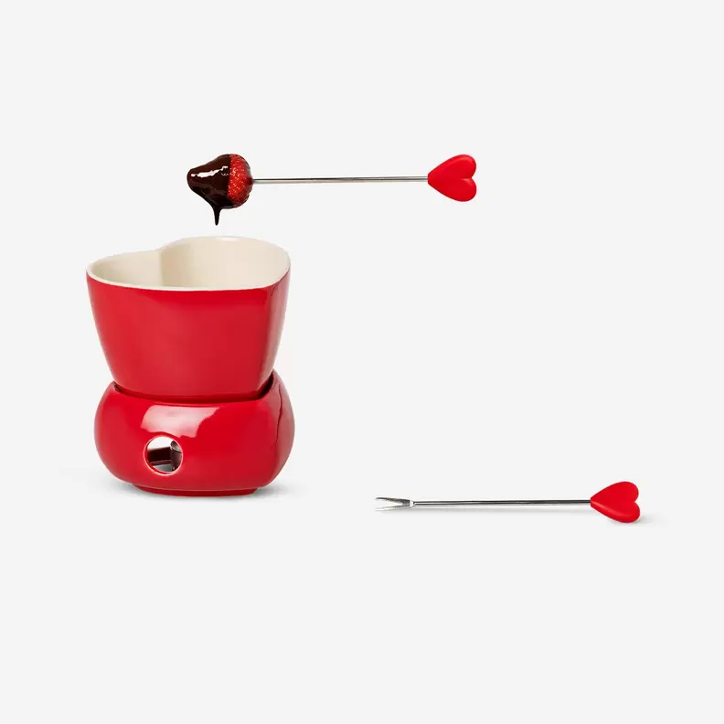 Tilbud: Red chocolate fondue set with 2 forks kr 130 på Flying Tiger Copenhagen