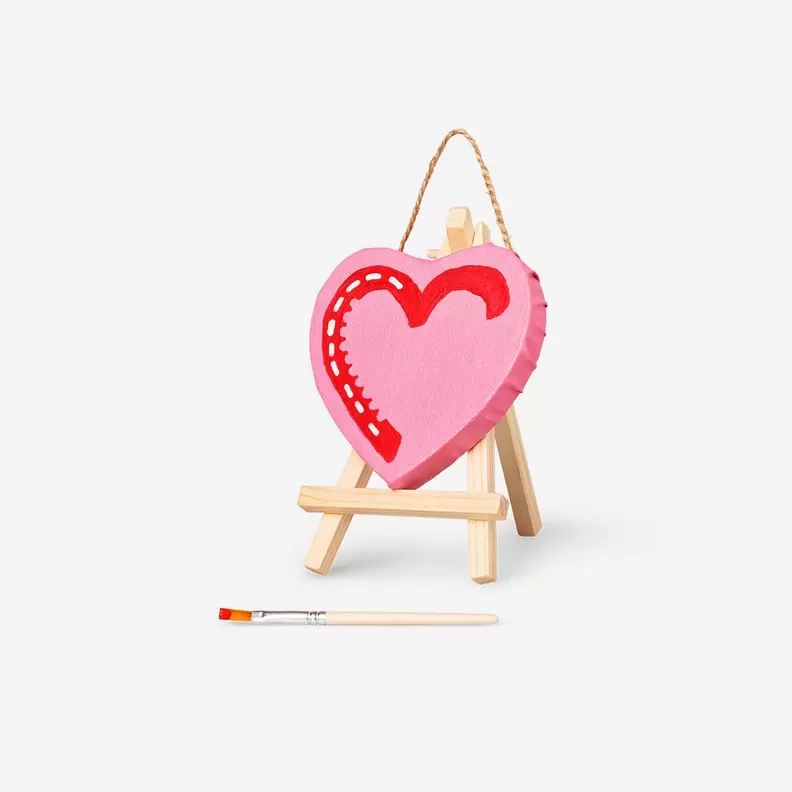 Tilbud: Mini heart shaped canvas with easel kr 30 på Flying Tiger Copenhagen