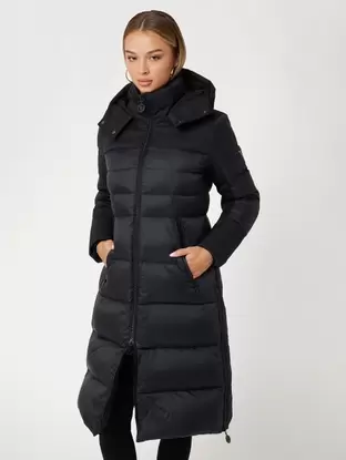 Tilbud: Real down long puffer kr 3700 på Guess